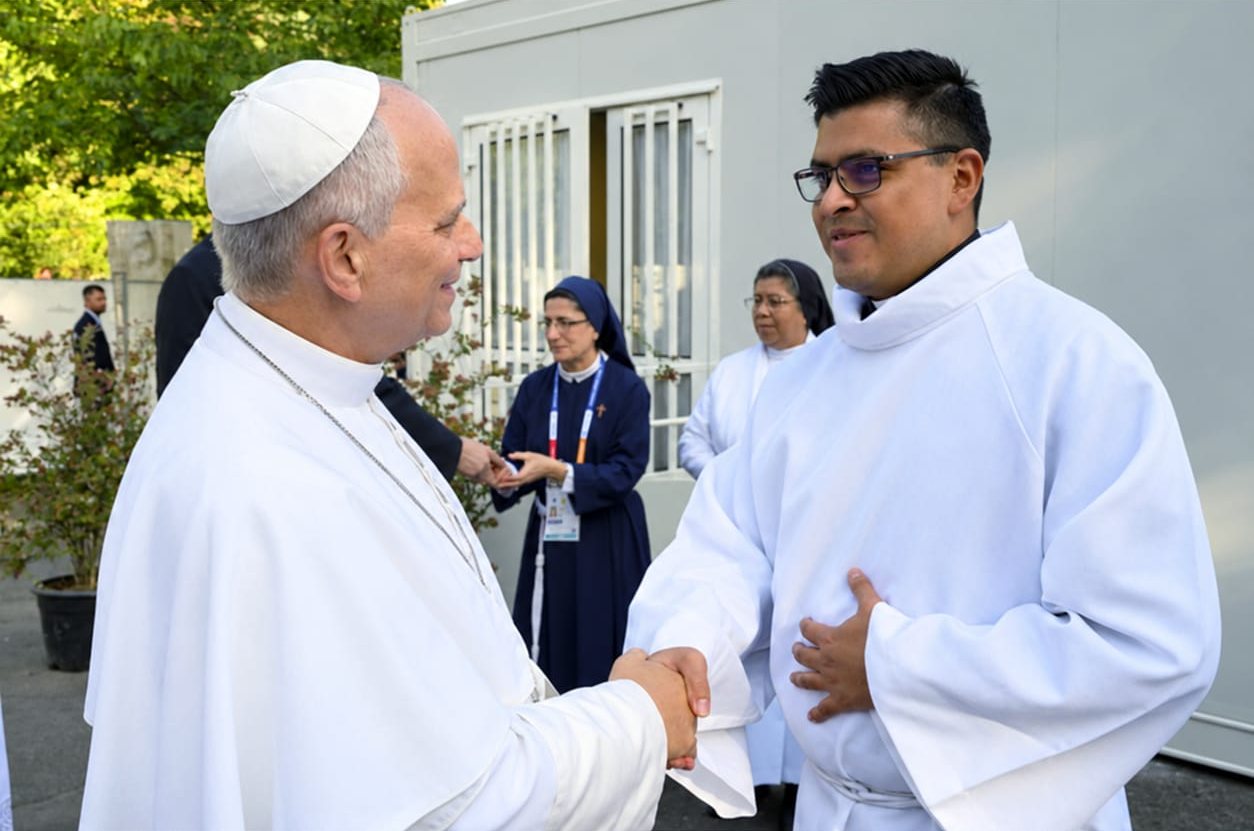 Le diacre Israël Escamilla serrant la main du pape
