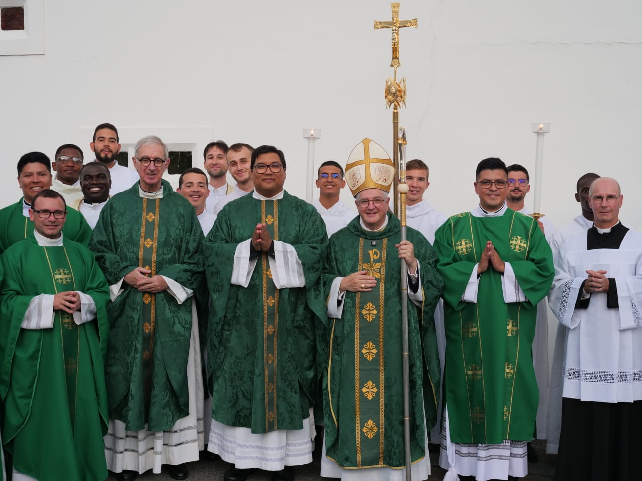 Le diacre Israël Escamilla avec le séminaire Redemptoris Mater de Bayonne et l'évêque.