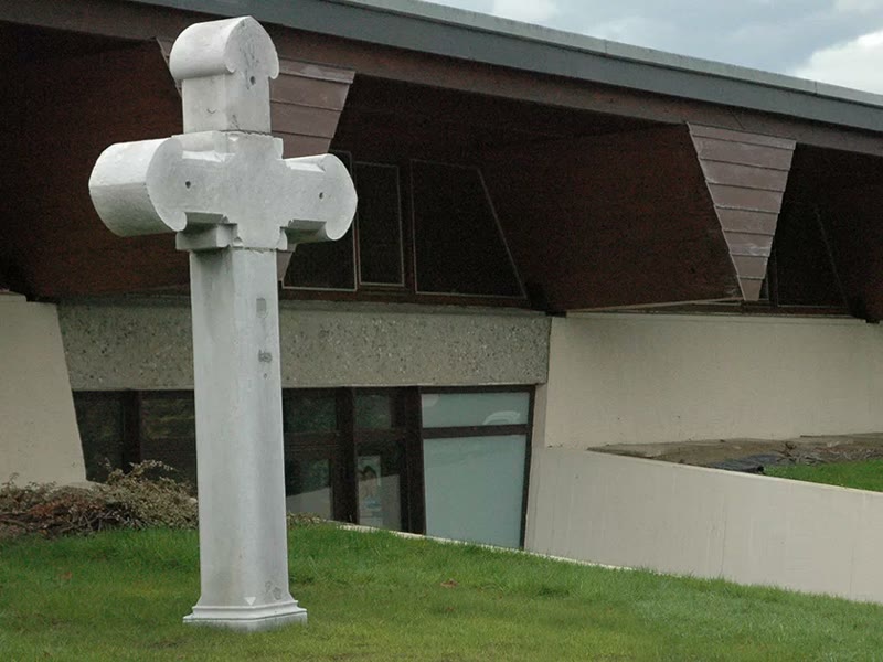 La croix de pierre devant l'église Notre-Dame-de-la-Plaine