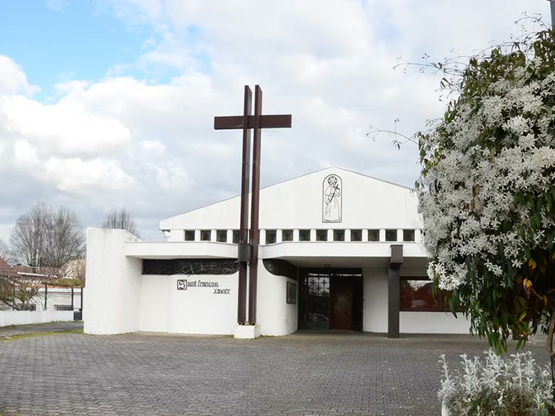 L'église Saint-François-Xavier et sa grande croix