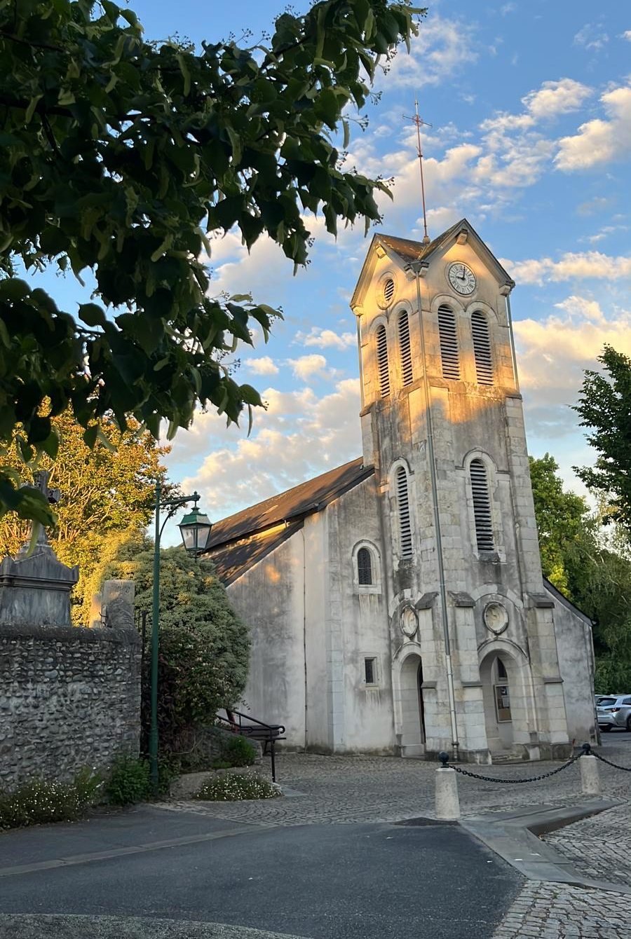 L'église Saint-Laurent de Billère au soleil couchant