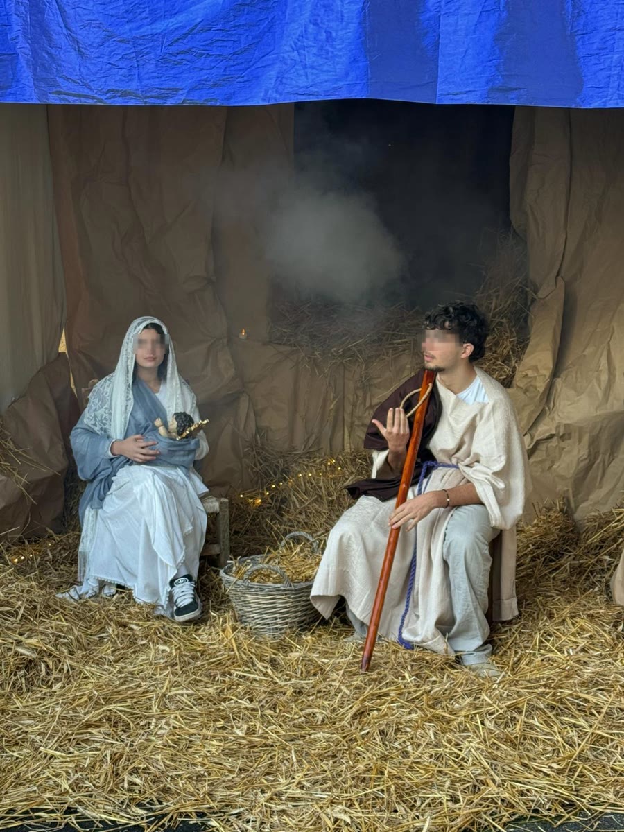 Marie tenant l'Enfant Jésus et Joseph avec son bâton, dans la crèche