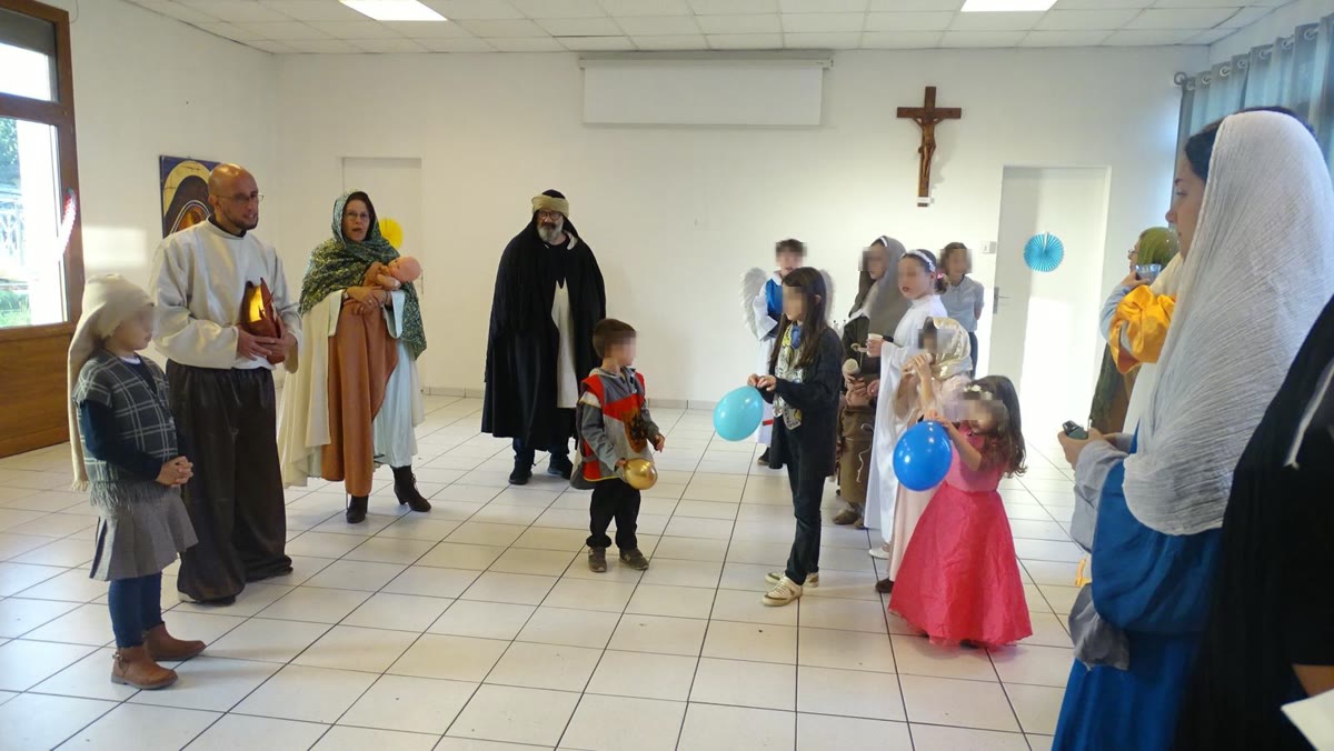 Enfants et adultes déguisés en saints dans la salle paroissiale
